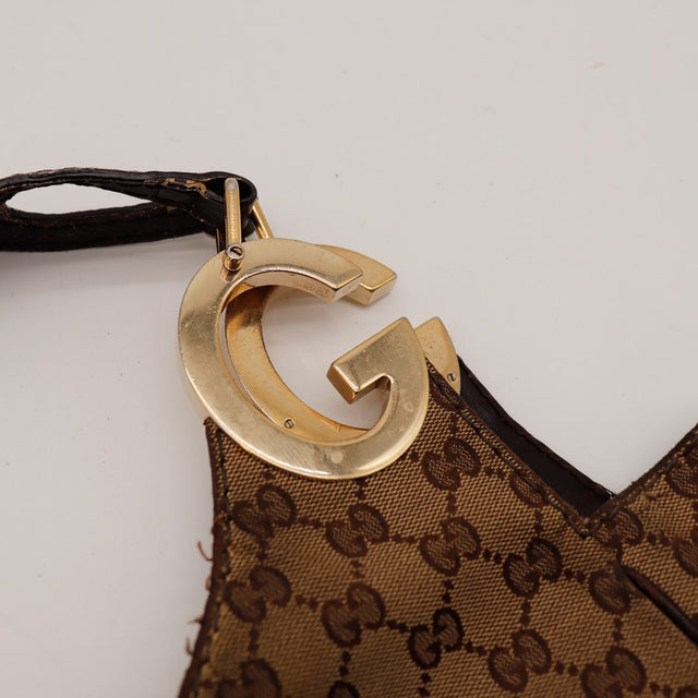 Pormenor da ponteira dourada G da Gucci Hobo GG vintage autêntica — AMANA Vintage