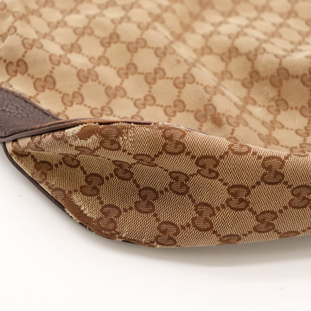 Pormenor da base em tela monogramada da Gucci Hobo GG vintage autêntica — AMANA Vintage
