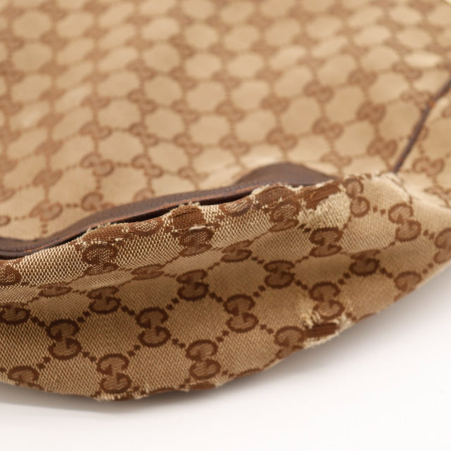 Pormenor da tela com atrito junto à abertura da Gucci Hobo GG vintage autêntica — AMANA Vintage