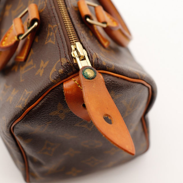 Detail lipje hangslot vert-de-gris en rits Louis Vuitton Speedy 25 — AMANA Vintage