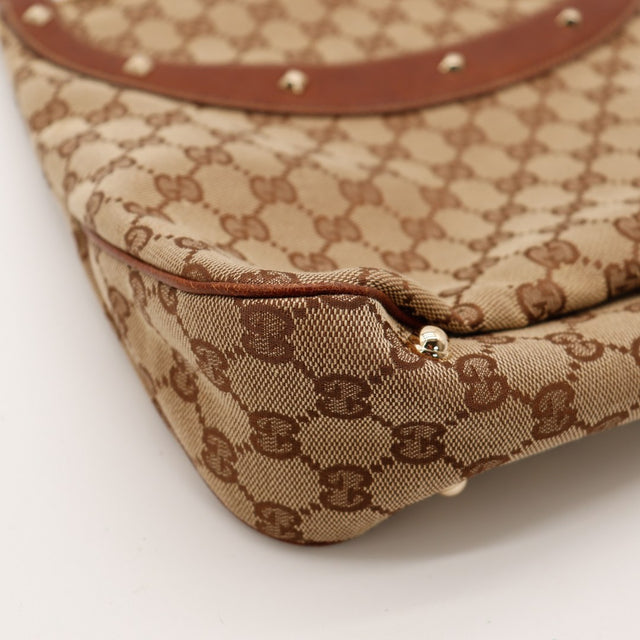 Pormenor do canto da Gucci Hobo Bamboo em tela monogramada vintage autêntica — AMANA Vintage