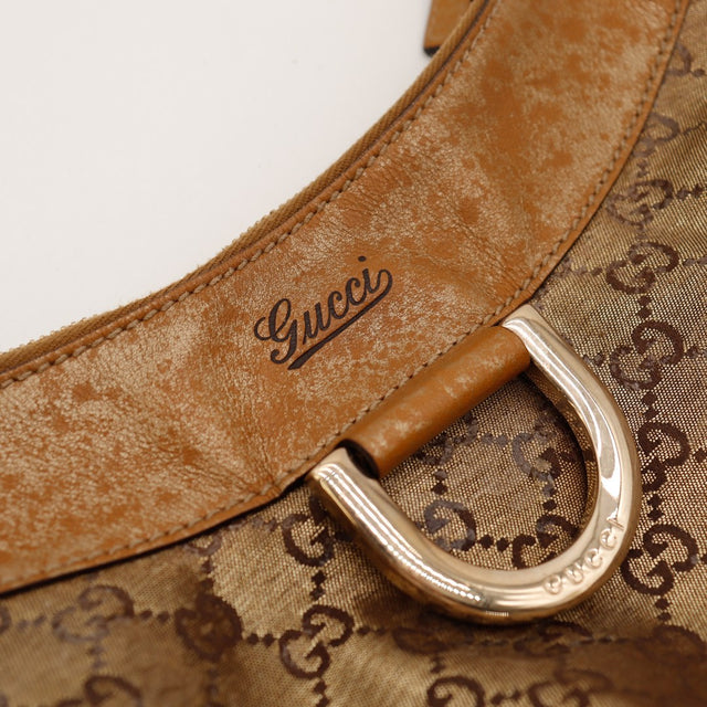 dettaglio anello e firma Gucci su pelle chiaro Hobo autentico di seconda mano — AMANA Vintage