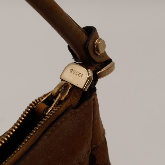 dettaglio chiusura con zip e attacco del manico borsa Gucci Hobo autentico di seconda mano — AMANA Vintage