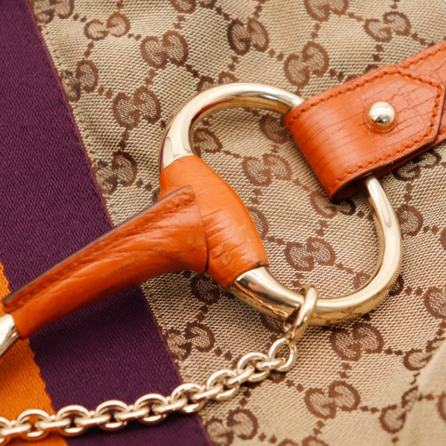 dettaglio morsetto e catena Gucci Hobo Horsebit pelle arancione autentico di seconda mano — AMANA Vintage