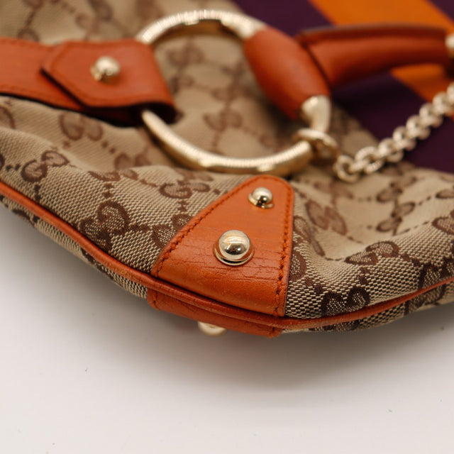 dettaglio angolo e rivetto Gucci Hobo Horsebit pelle arancione autentico di seconda mano — AMANA Vintage