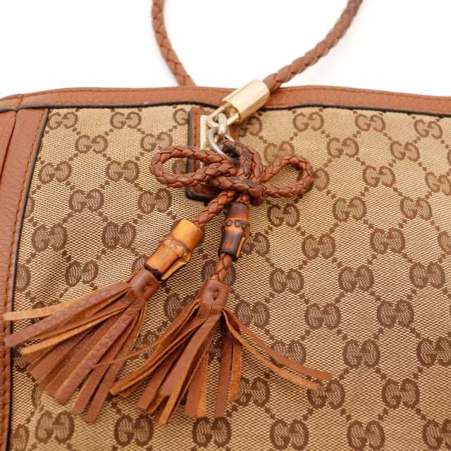 Pormenor do berloque de pele entrançada e bambu Gucci vintage autêntico — AMANA Vintage