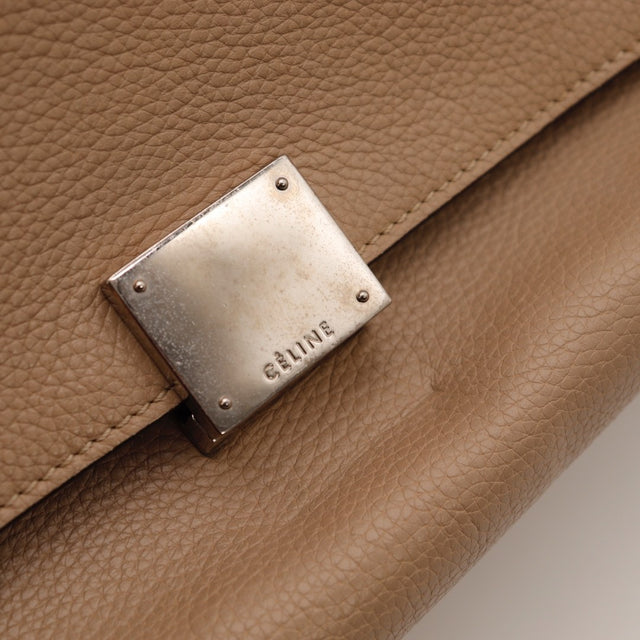 Vue arrière du sac Céline Trapèze Medium cuir grainé beige — AMANA Vintage