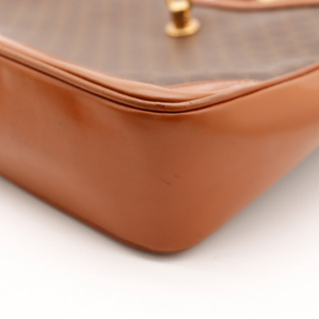 Détail coin cuir camel Sac Céline Macadam occasion authentique — AMANA Vintage