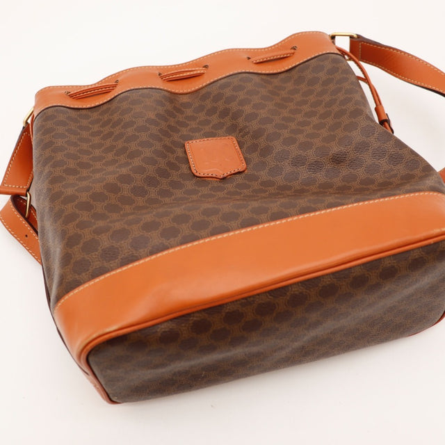 Détail des bordures en cuir cognac du sac seau Céline Macadam — AMANA Vintage
