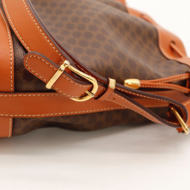 Détail des coutures et de l'argenterie dorée du sac seau Céline Macadam — AMANA Vintage
