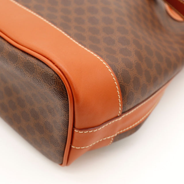 Vue de profil du sac seau Céline Macadam toile enduite et cuir cognac — AMANA Vintage