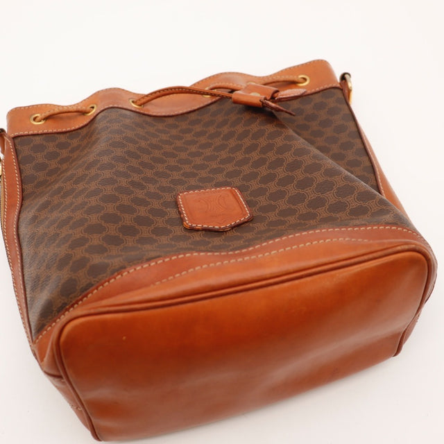 Détail des coins inférieurs du sac seau Céline Macadam — AMANA Vintage