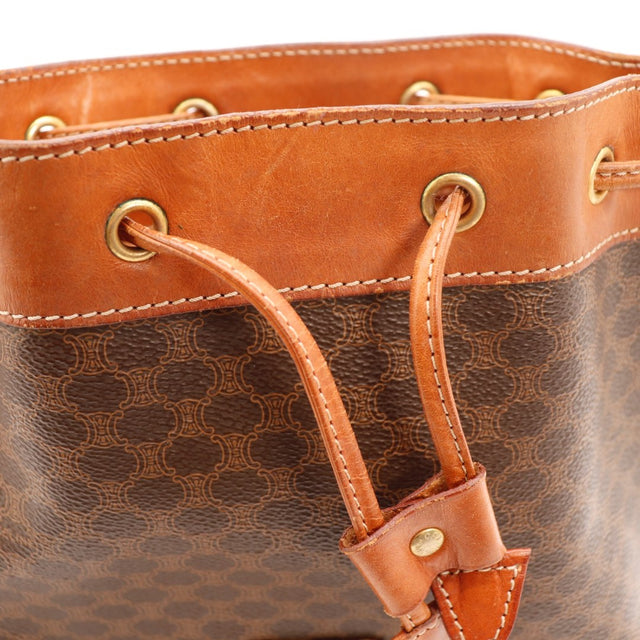 Détail de l'argenterie dorée du sac seau Céline Macadam — AMANA Vintage
