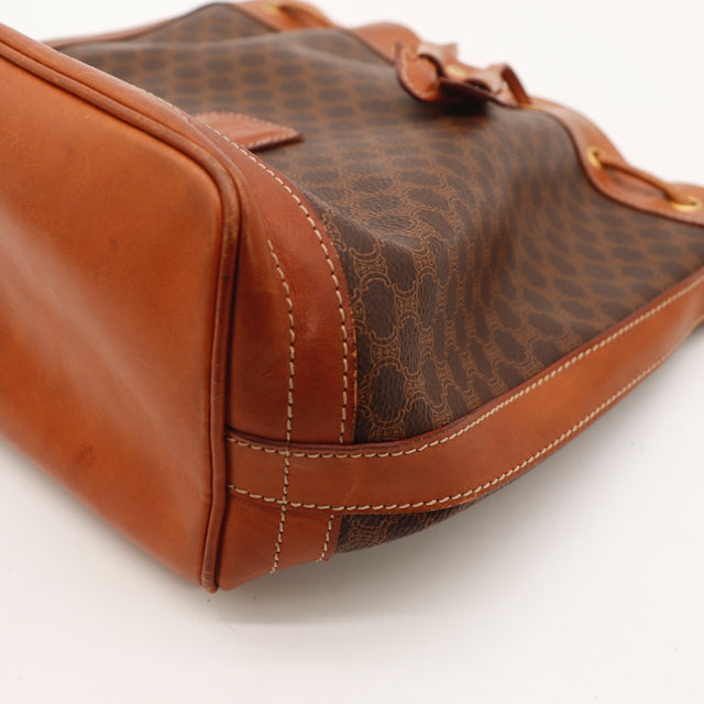Patte logo Triomphe embossée du sac seau Céline Macadam — AMANA Vintage