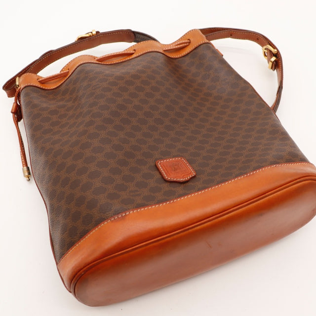Détail des coins inférieurs en cuir vachette du sac seau Céline Macadam — AMANA Vintage