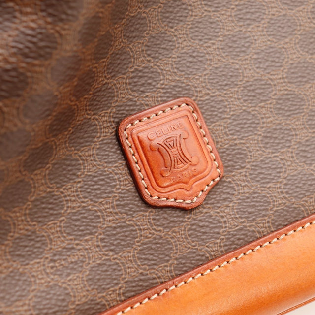Détail du fond en cuir naturel patiné du sac seau Céline Macadam — AMANA Vintage