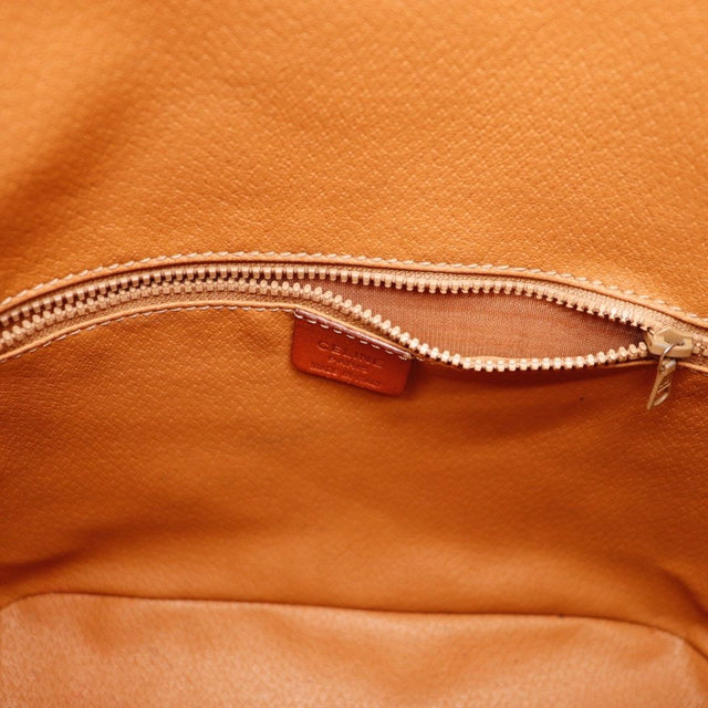 Détail de la patine caramel du cuir vachette Céline Macadam — AMANA Vintage