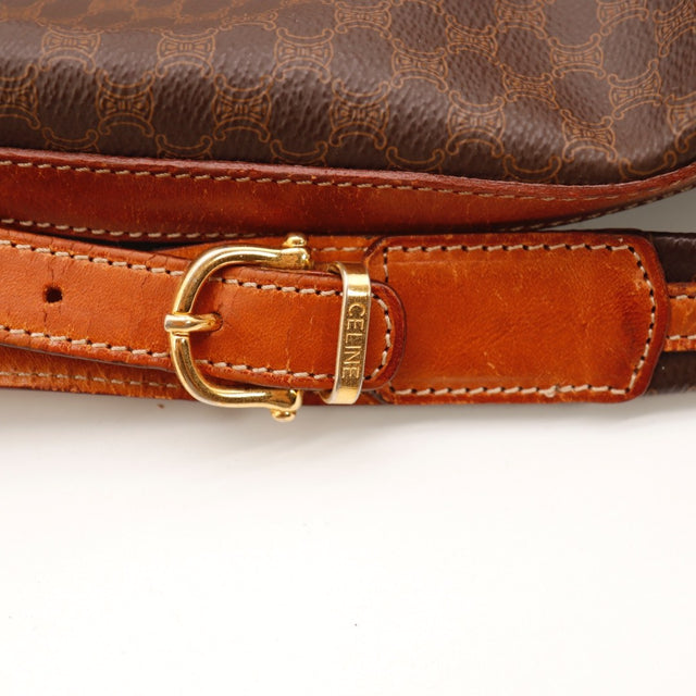 Écusson Triomphe embossé du sac seau Céline Macadam — AMANA Vintage
