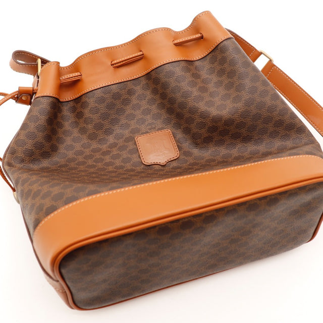 Détail de la base en cuir du sac seau Céline Macadam — AMANA Vintage