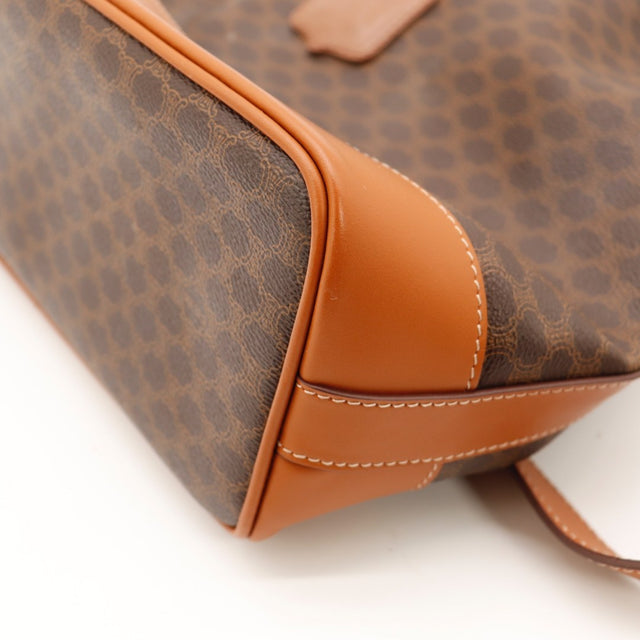 Détail de la boucle dorée Céline Macadam — AMANA Vintage
