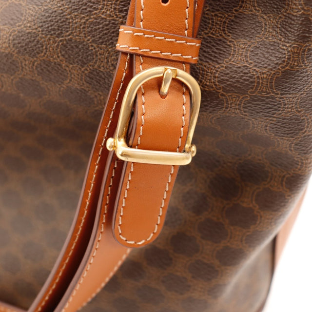 Détail de la patte logo Triomphe Céline Macadam — AMANA Vintage