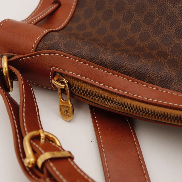 Vue de profil du sac seau Céline Macadam cognac occasion authentique — AMANA Vintage