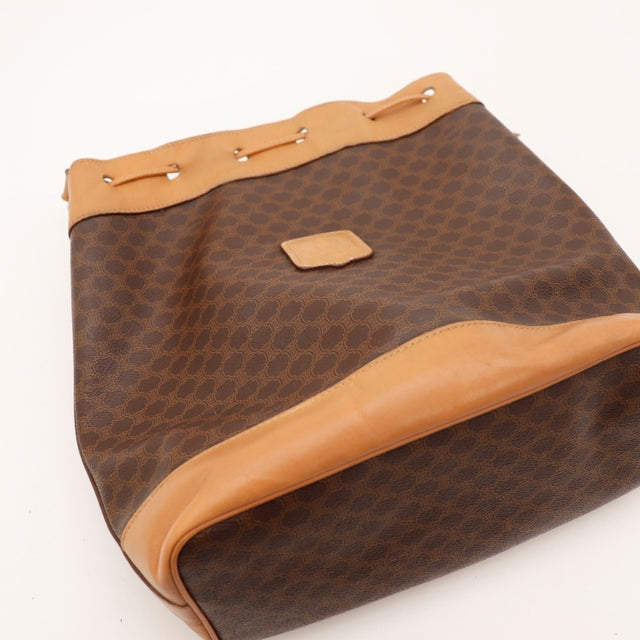 Détail de la base en cuir naturel du sac seau Céline Macadam — AMANA Vintage