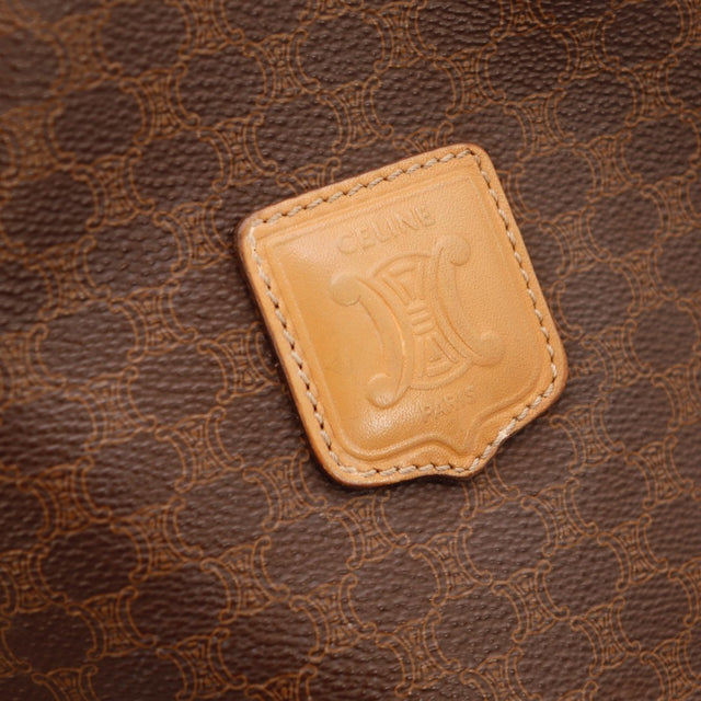 Détail de la bandoulière en cuir du sac seau Céline Macadam — AMANA Vintage