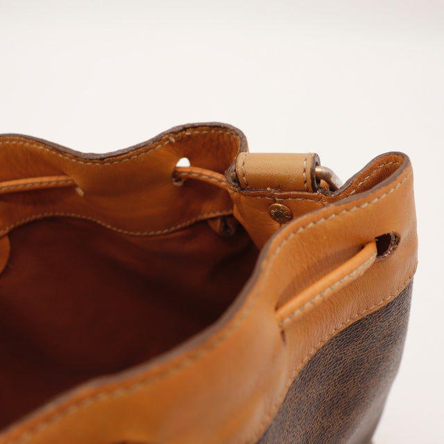 Détail de la ficelle de serrage du sac seau Céline Macadam — AMANA Vintage