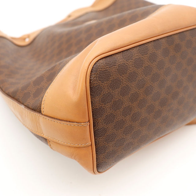 Détail du logo estampé Céline Paris sur le sac seau Macadam — AMANA Vintage