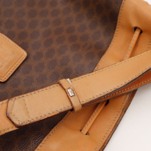 Détail de l'argenterie dorée du sac seau Céline Macadam — AMANA Vintage