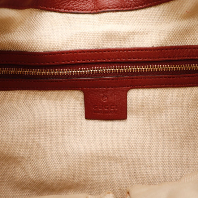 Détail du rabat Horsebit Gucci Hobo Dressage cuir grainé rouge occasion authentique — AMANA Vintage
