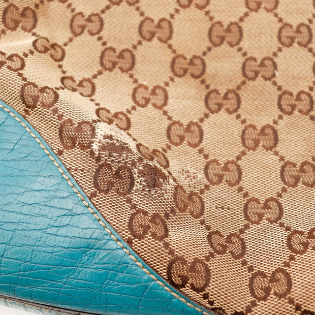 Détail usure de la toile monogrammée Gucci près du cuir turquoise — AMANA Vintage