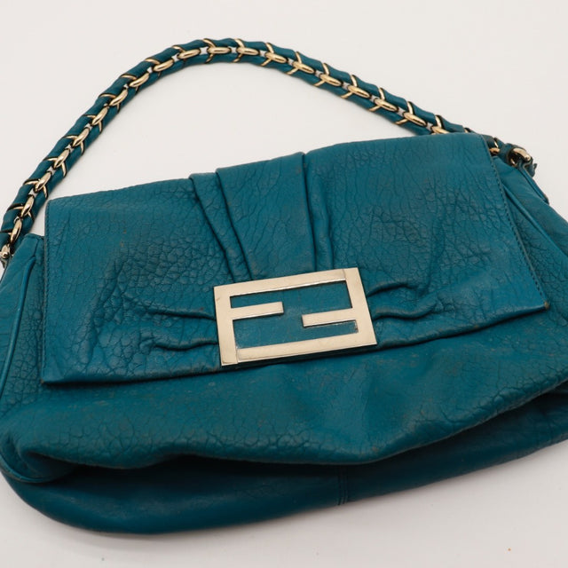 Détail du rabat plissé Fendi Mia cuir grainé bleu occasion authentique — AMANA Vintage