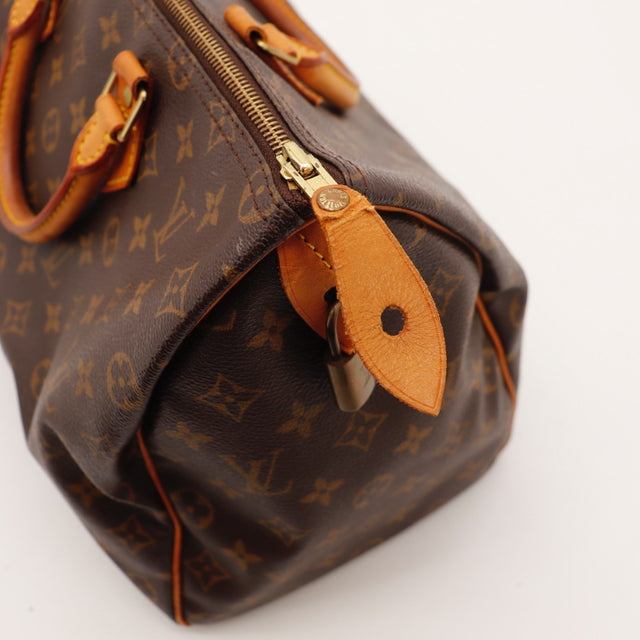Détail patine caramel du cuir vachette Louis Vuitton Speedy 35 occasion authentique — AMANA Vintage