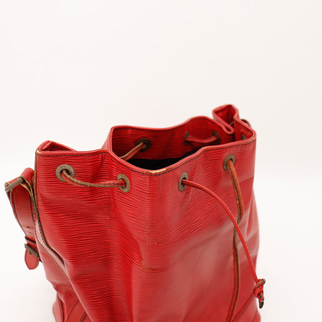 Openingsdetail Louis Vuitton Noé GM Epi rode oogjes met touwtje — AMANA Vintage