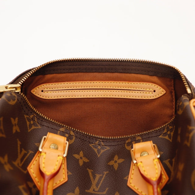 Détail de la fermeture éclair dorée Louis Vuitton Speedy 25 occasion authentique — AMANA Vintage