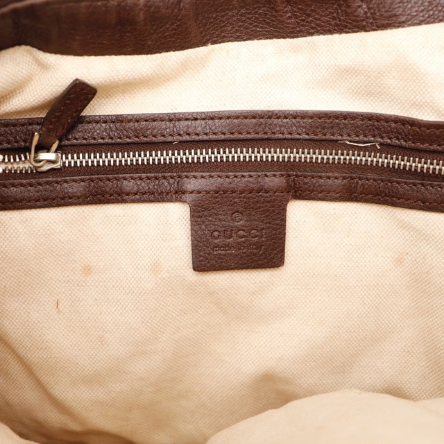 Détail des pompons Gucci Hobo toile monogrammée embouts bambou occasion authentique — AMANA Vintage
