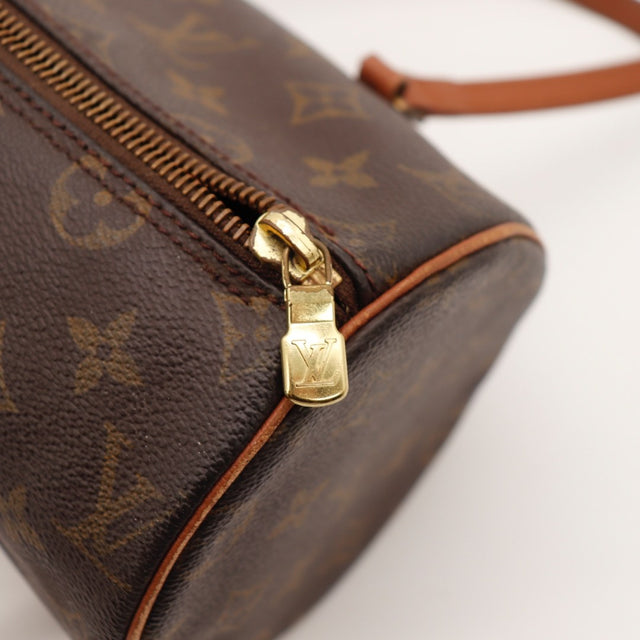 Détail du fond rond Louis Vuitton Papillon 26 Toile Monogramme occasion authentique — AMANA Vintage