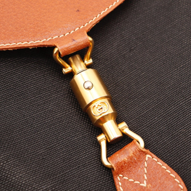 Détail des coins inférieurs Gucci Jackie cuir cognac occasion authentique — AMANA Vintage