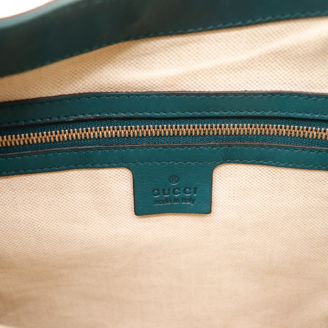 Détail de la couture de l'anse Gucci New Jackie cuir lisse bleu canard occasion authentique — AMANA Vintage