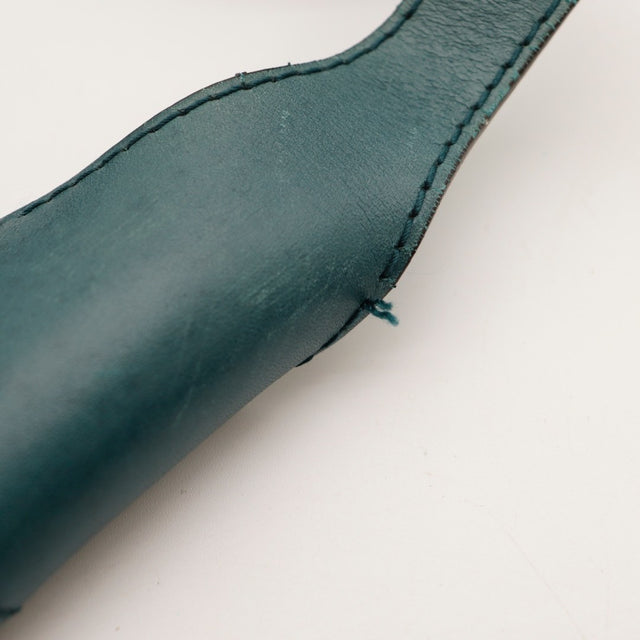 Détail de la boucle de l'anse Gucci New Jackie cuir lisse bleu canard occasion authentique — AMANA Vintage