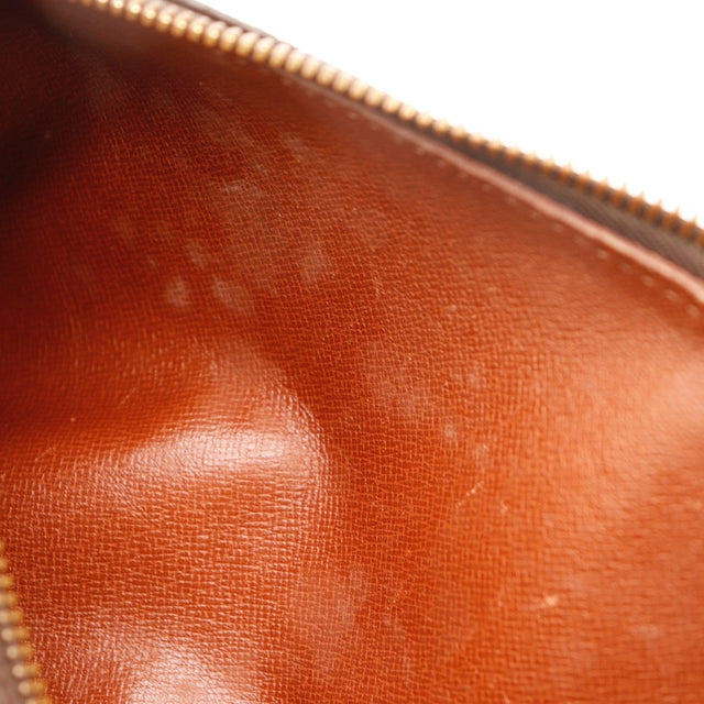 Détail des passepoils Louis Vuitton Papillon 26 Toile Monogramme occasion authentique — AMANA Vintage