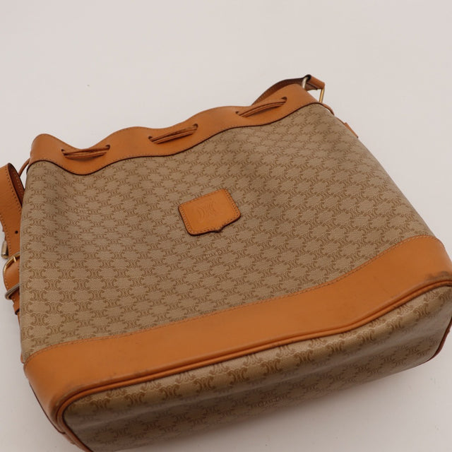 Détail des coins inférieurs Céline Seau Macadam cuir cognac occasion authentique — AMANA Vintage