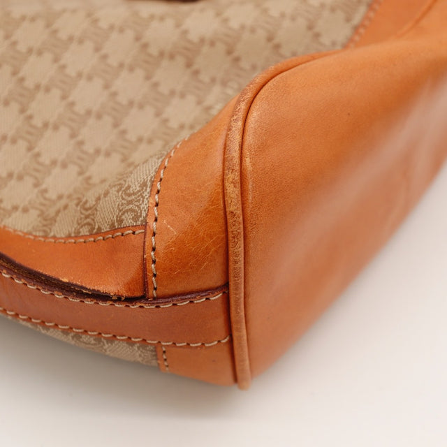 Vue de profil du sac Céline Seau Macadam toile Macadam beige occasion authentique — AMANA Vintage