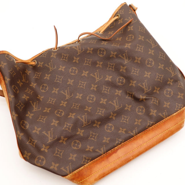 Détail de la patine caramel Louis Vuitton Noé cuir vachette occasion authentique — AMANA Vintage