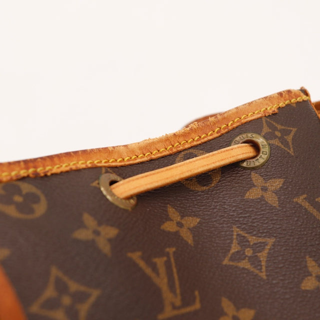 Détail des bordures en cuir Louis Vuitton Noé occasion authentique — AMANA Vintage