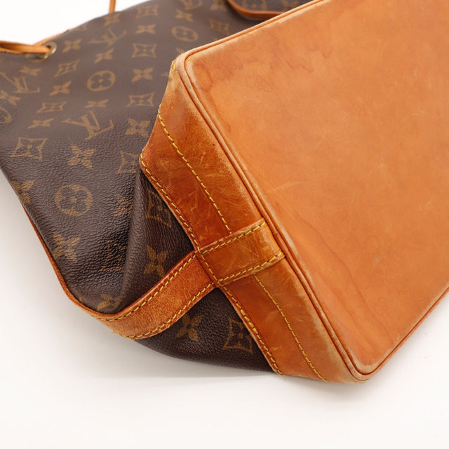 Détail des oeillets Louis Vuitton Noé Toile Monogramme occasion authentique — AMANA Vintage