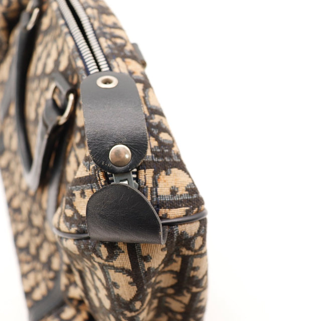 Détail des attaches d'anses Dior Boston Trotter toile Trotter bleu marine occasion authentique — AMANA Vintage