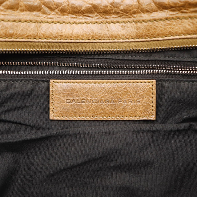 Détail des coins inférieurs Balenciaga Work cuir froissé camel occasion authentique — AMANA Vintage